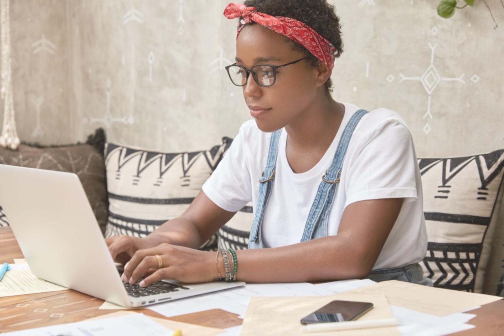 Teilnehmer analysiert Finanzdaten am Computer